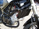 Honda's VTR250 es similar, pero cada cilindro está a 45º de la vertical de modo que se bloquea un poco el flujo de aire, pero este motor está enfriado por agua.