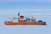 氷海に停泊する「しらせ」飛行甲板にはCH-101が駐機している。