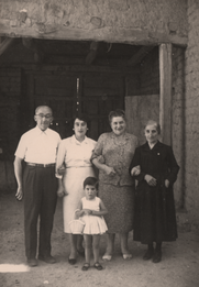 (De izquierda a derecha) Jean en Villacontilde con Natalia González (hermana de su yerno), Jane Hénault y Amancia Cañón (madre de su yerno)