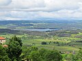 Lac de retenue de Naussac vu depuis le village de Pradelles en Haute-Loire (vue 1).