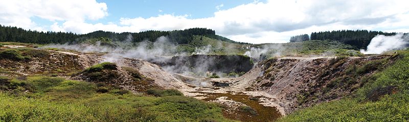 Krater met stomende grond en fumarolen