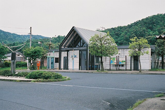 640px-Kitakinki_tango_railway_Iwatakigutieki.jpg