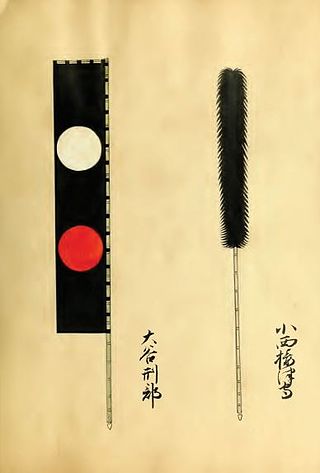 dos banderas negras, uno con dos círculos (blanco y rojo), japonés