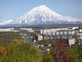 Выгляд гораду з боку Авачынскай бухты, далей відаць вулькан Карацкая сопка