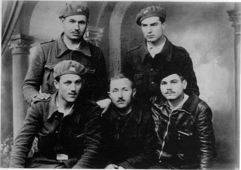 Lazar Latinović sa drugovima u Španiji, 1937. godine. Stoje Lazar Latinović i Branko Krsmanović, a sede Mirko Kovačević, Ratko Pavlović Ćićko i Gerhard Vajs Braco.