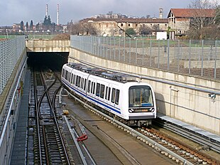 Wagen 115 verlässt die Station Poliambulanz Richtung Prealpino und fährt in den Tunnel ein