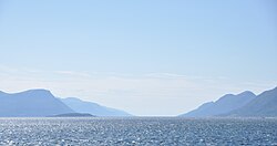 Midfjorden med den lave ø Tautra, Otrøya/Midøya til højre. Set fra færgen Molde-Vestnes