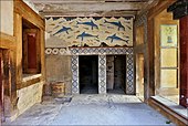 Megaronul Reginei din Palatul din Cnossos, cu o frescă cu delfini. O caracteristică comună a palatelor minoice sunt frescele