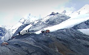 Le glacier du Livrio avec le refuge homonyme et les remontées mécaniques.