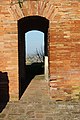 Attraverso il piccolo arco si intravede il mare Adriatico