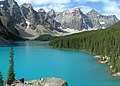 Dans le parc national de Banff situé au Canada, le lac Moraine vu depuis sa rive nord. Image de qualité...