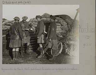 Soldats écossais recevant du courrier à Morchies en 1918.