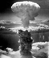 Nuvem de cogumelo criada pela bomba Fat Man como resultado da explosão nuclear sobre Nagasaki.