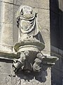 Statue et console sur le même contrefort.