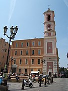 Dans le vieux Nice, la belle tour de l’horloge attenante à la caserne Rusca (ou palais Rusca) avec la jolie place du Palais de Justice et la Carriera de la Caserna à droite.