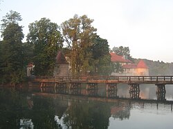 Hrad s mostem a řekou Krkou