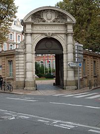 Le bâtiment à l'angle des rues d'Alsace-Lorraine et Croix-Baragnon (fin du XIXe siècle).