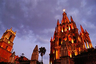 Vista nocturna de la Parroquia de San Miguel Arcángel.