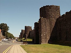 ... y las murallas defensivas de ciudades planificadas como Conwy.