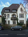 Pfarrhaus und heutiges Pfarramt der Christuskirche – die Ornamente der Kirche wiederholen sich in der Balkonbrüstung.