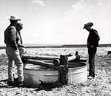 Развитие природных пастбищ, май 1954 г. (9824825465) Мы обнаружили эти фотографии с первых дней существования района Бернс, принадлежащего BLM. Район Бернс, расположенный в восточном Орегоне, управляет более чем тремя миллионами акров общественных земель, начиная от границы Орегона и Невады и заканчивая Голубыми горами. Некоторые достопримечательности включают в себя гору Стинс, национальную дикую и живописную реку Доннер и Блитцен, а также выдающуюся природную территорию Алмазных кратеров. В общей сложности в Бернсе есть 23 исследовательских зоны дикой природы, которые защищают природные ценности площадью более миллиона акров.