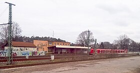 Rohrbach Bahnhof, Blickrichtung Nord; Zug an Gleis 2
