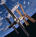 Орбиталния комплекс „Мир“, фотографиран от борда на совалката „Атлантис“. Вижда се ударения модул „Спектър“