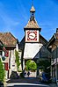 Porte de ville avec tour d'horloge et vestiges du rempart