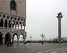 Le lion ailé de saint Marc, puissant protecteur de Venise depuis 828, sur la place Saint-Marc, au bord du Grand Canal, à côté du Palais des Doges.