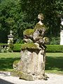 Gartenfigur vor dem Schloss St. Martin