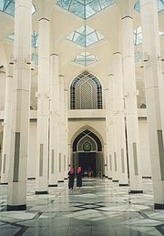 Zwei Frauen in der Moschee von Selangor in Shah Alam, Malaysia