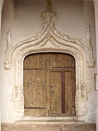 Le portail médiéval de l'église.