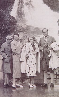 Lutz Gizella (Középen) 1940-ben vőlegényével, Szálasi Ferenccel (jobbra)