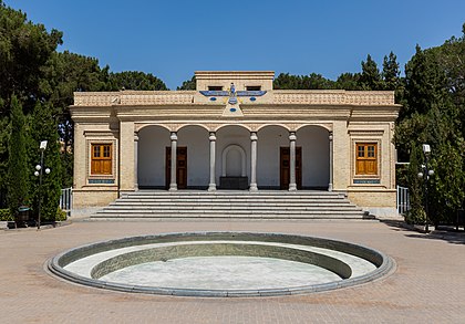 Yazd Atash Behram (em português "Fogo Vitorioso de Yazd"), templo zoroastriano em Yazd, Irã. Foi construído em 1934 e aberto a visitantes não zoroastrianos na década de 1960. É um dos nove Atash Behrams, o único do mais alto grau de fogo no Irã, onde os zoroastrianos praticam sua religião desde 400 a.C.; os outros oito Atash Behrams estão na Índia. (definição 5 970 × 4 160)