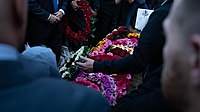 פרחים מעל קברו של מחמוד ח'יר א-דין בתום מסע ההלוויה