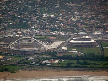 Lugbeeld van die Kings Park-sportkompleks in 2009, links die Moses Mabhida-stadion onder konstruksie en regs die Kings Park-stadion