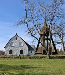 Kyrkan och klockstapeln från öster