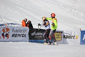 Данелль Амстед и её спортсмен-ведущий Роберт Амстед. Чемпионат мира по горнолыжному спорту IPC 2013 в Ла-Молина в Испании. День 1. Финал скоростного спуска.