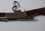 Winchester 1892 culasse ouverte vue de dessus. On distingue les éléments du système de verrouillage.