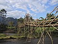 Passerelle piétonne au-dessus d'une rivière au Laos.