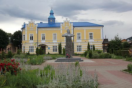 Ратуша, пам'ятник Лук'янові Кобилиці