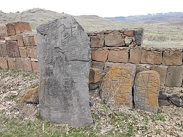 Եկեղեցու բակում կանգնեցված խաչքարերից