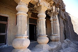 Amalakas "en caja" en los capiteles fuera de la cueva 17, cuevas de Pandavleni, siglos II-III