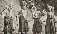 Tibet, 1932., for å drive onde ånder på flukt oppfører folk i Sikkim og Tibet noen merkelige danser med fargerike masker