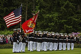 Commémoration par les Marines.