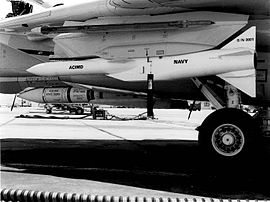 опытный прототип (демонстратор) ракеты ACIMD под крылом истребителя F-14A