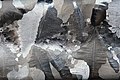 6. 99,9998%-os tisztaságú alumíniumtömb maratott felszínén láthatóvá vált kristályszerkezet (a fénykép körülbelül 55×37 milliméteres felületet ábrázol) (javítás)/(csere)