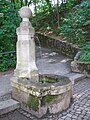 Steinbrunnen mit Kugel auf Achteckpfeiler