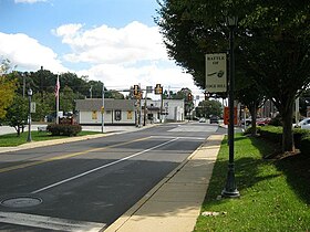Дженкинтаун-роуд в Ардсли, смотрит на юго-восток на перекресток SEPTA и два светофора на Эдж-Хилл-роуд. Вдоль дороги выстроено несколько знаков Battle of Edge Hill.