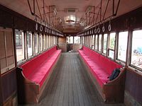 （参考）一畑電気鉄道デハニ53（1929年製）車内。デハ3090と同様に天井が丸屋根となっている。